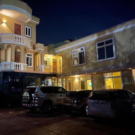 Moments Park Motel Dar es Salaam Bagian luar foto