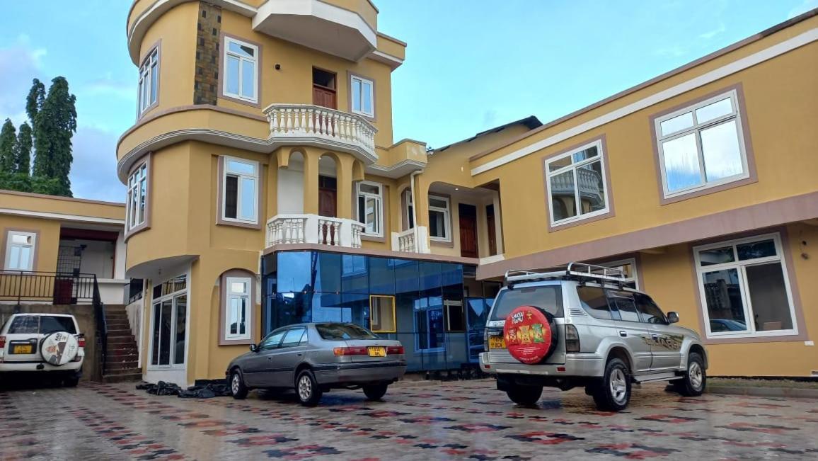 Moments Park Motel Dar es Salaam Bagian luar foto
