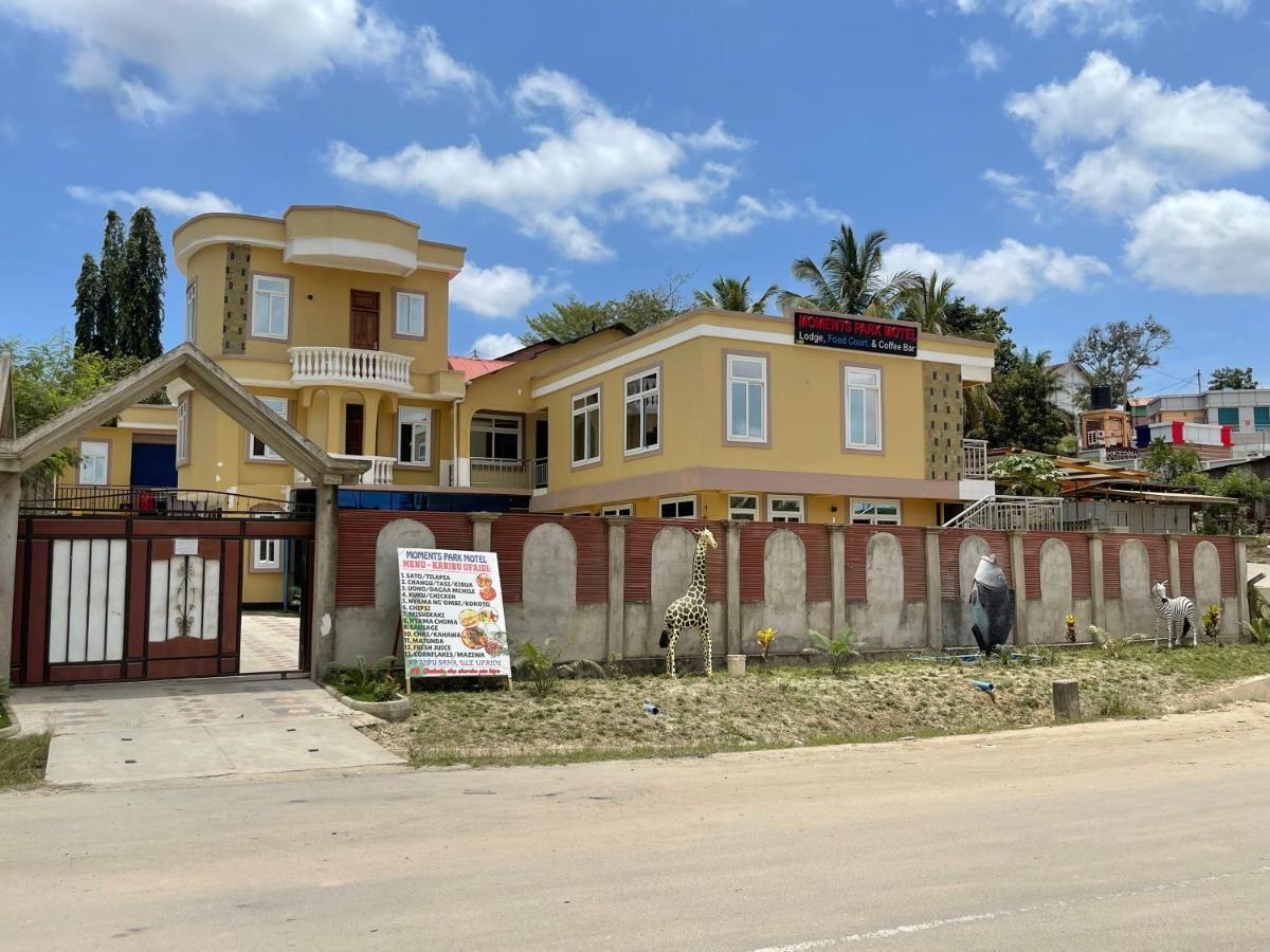 Moments Park Motel Dar es Salaam Bagian luar foto