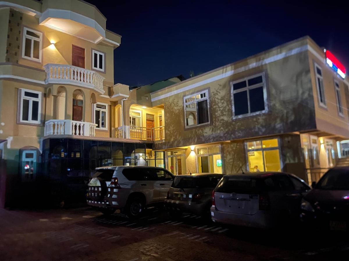 Moments Park Motel Dar es Salaam Bagian luar foto